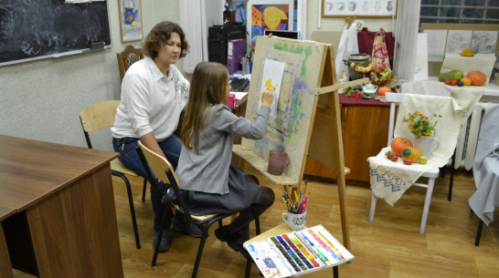 В Калаче открылась выставка 7-летней художницы с ОВЗ