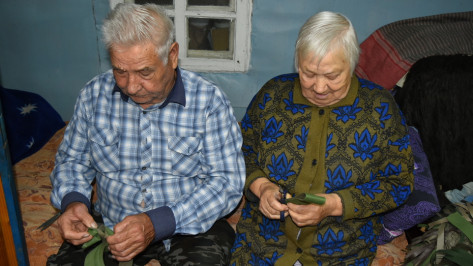 Мастерскую по плетению маскировочных сетей организовал дома 84-летний грибановец