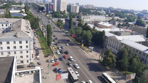 Еще не работающая выделенка вызвала затор на Московском проспекте Воронежа