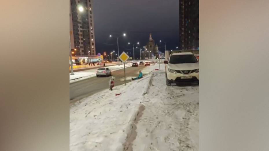 В воронежском микрорайоне Шилово дети возле дороги катались с горки на ледянках