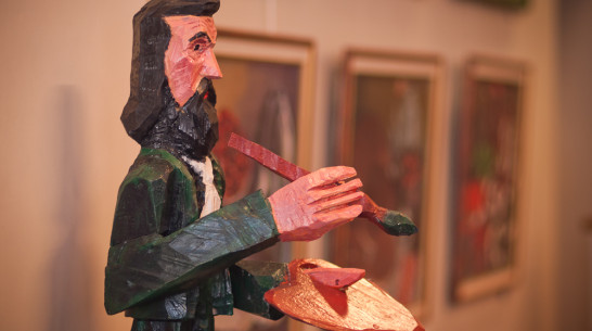 В Воронеже на фестивале Чернозем показывают прообраз стула, лечащего от жлобства, и полотна с «заборными надписями»