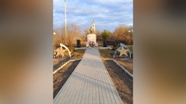 В верхнемамонском селе Нижний Мамон отремонтировали памятник на братской могиле красноармейцев