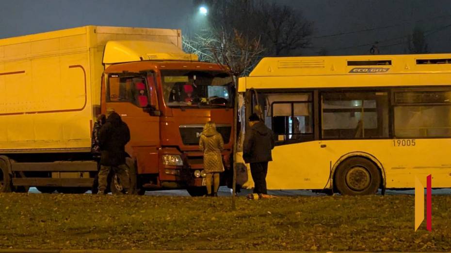 Воронежцы сообщили о ДТП с автобусом на улице Матросова