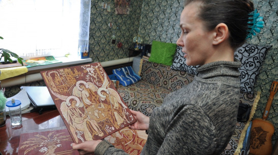 «Мои иконы помогают». Воронежская мастерица делает лики святых из скорлупы