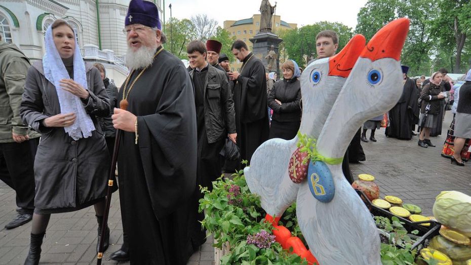 В Воронеже перед Благовещенским собором открылась Пасхальная благотворительная ярмарка