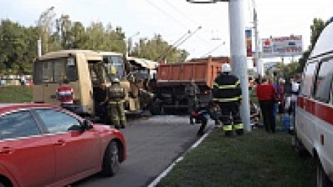 Полиция: в ДТП в Воронеже пострадали шестеро пассажиров маршрутки