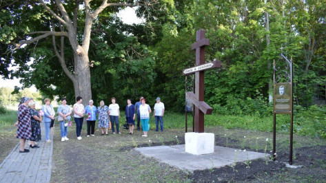 «Не отрекся от веры и погиб». В грибановской Алексеевке установили поклонный крест в память о настоятеле местного храма