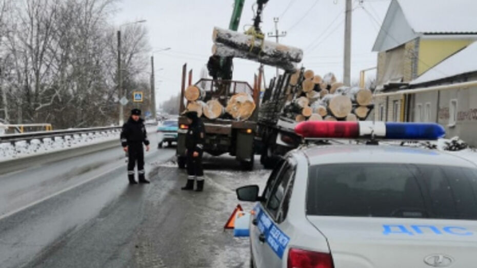 В Воронежской области сотрудники Госавтоинспекции вытащили грузовик с бревнами из водостока