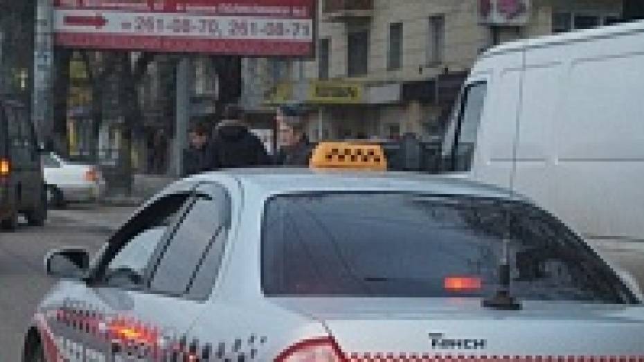 Под Воронежем двое мужчин напали на женщину-таксиста