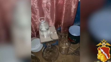 Воронежцам показали видео из подпольной нарколаборатории по производству мефедрона в Борисоглебске