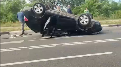 Воронежцы сняли на видео перевернувшийся автомобиль на Северном мосту