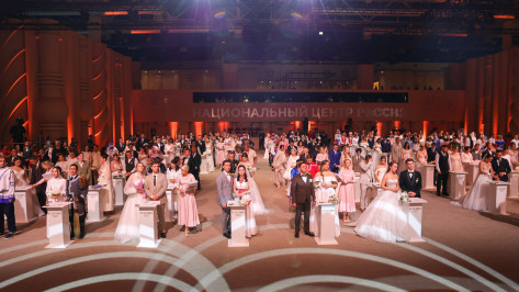 Здесь царит атмосфера любви: две пары из Воронежа поженились на свадебном фестивале в Москве