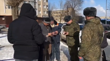 В Воронеже рейд на мигрантов на рынке в Советском районе сняли на видео