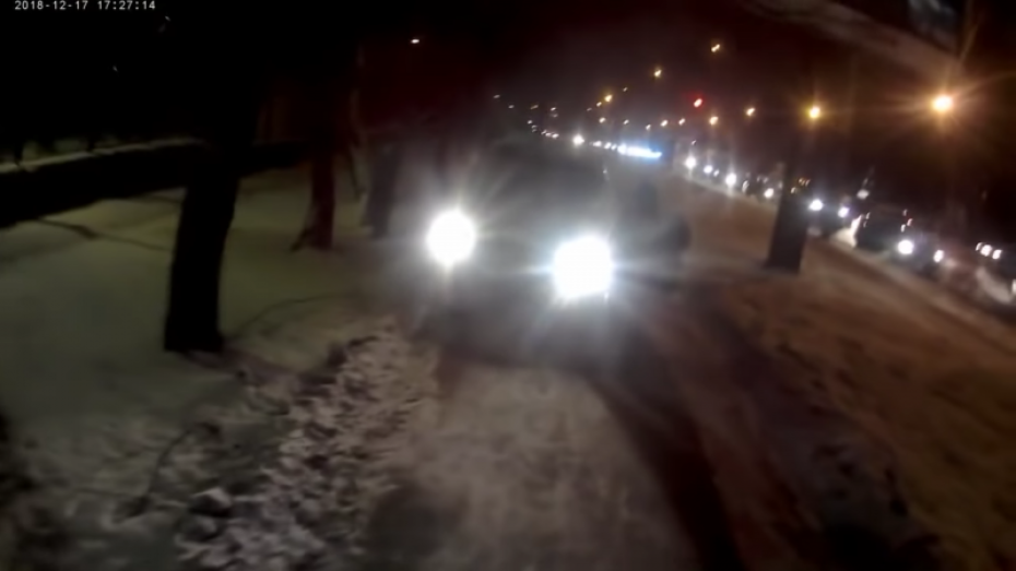 Воронежца оштрафовали за проезд на машине по тротуару 