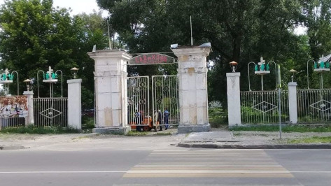 Колонны сквера Тельмана в Воронеже оказались не подлежащими ремонту