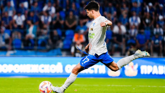 Воронежский «Факел» продлил контракты с тремя полузащитниками