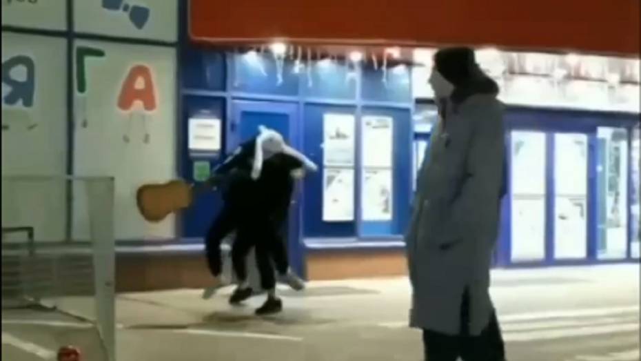 Избиение уличного музыканта возле гипермаркета в Воронеже сняли на видео