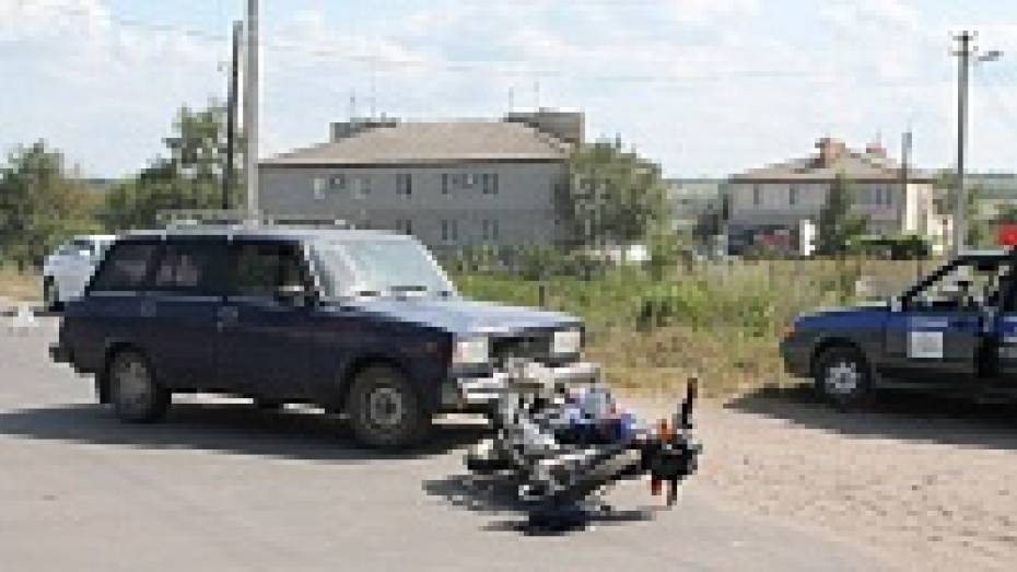 В Хохольском районе подросток на скутере попал под машину на глазах у родителей