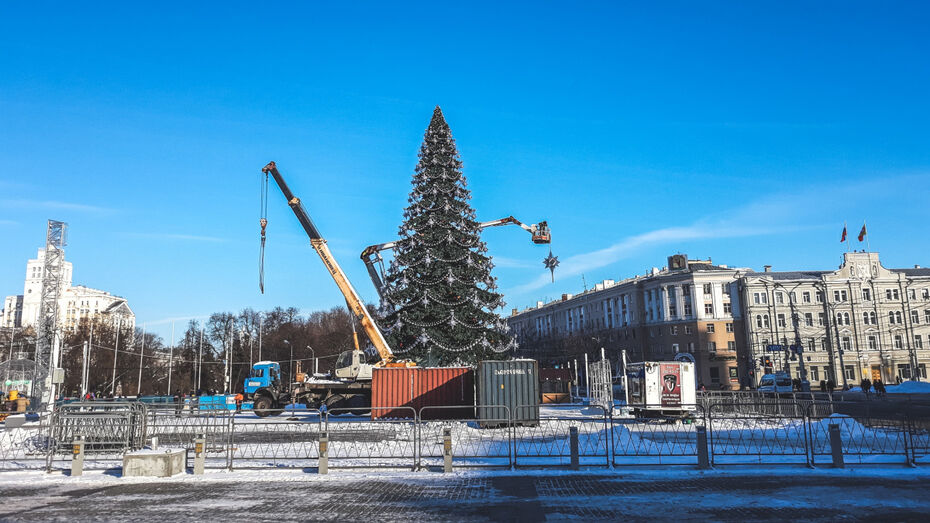 В Воронеже начали демонтаж новогодней елки