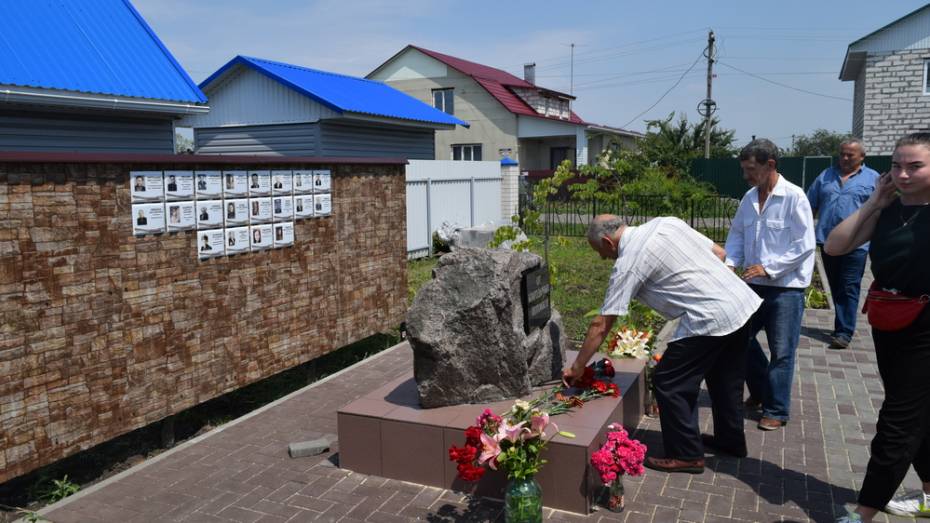 В верхнехавском селе Углянец открыли сквер памяти умершим в мирное время фронтовикам