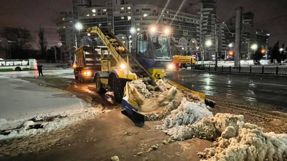 В Воронеже за ночь рассыпали 1,6 тыс тонн пескосмеси против гололеда