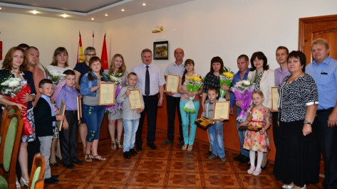 В Грибановском районе молодые семьи получили сертификаты на улучшение жилищных условий