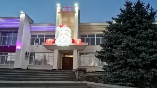 Надувную фигуру Деда Мороза установили над фасадом городского Дворца культуры в Лисках