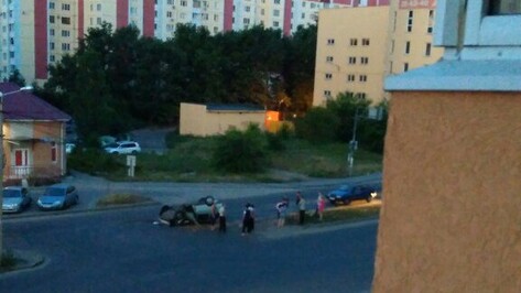В Воронеже иномарка врезалась в поливальную машину и перевернулась