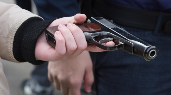 В Воронежской области 22-летний молодой человек пугал прохожих пистолетом