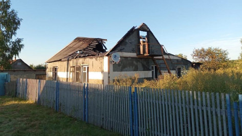 В селе под Воронежем из-за пожара обрушилась крыша дома: погибла 87-летняя женщина