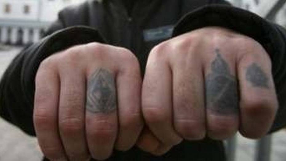 Житель Воронежской области заплатит штраф за татуировку со свастикой