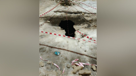 «Черная дыра»: асфальт провалился рядом со школой №95 в Воронеже
