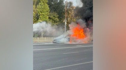 В Воронеже на остановке «Улица Некрасова» днем 31 августа сгорела иномарка: видео