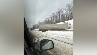 Воронежцы сообщили о вылетевшей в кювет фуре на трассе М-4 «Дон»