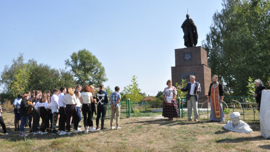 Скульптуру солдата заменили на воинском захоронении в павловском селе Большая Казинка 