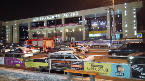 В Воронеже из-за сообщения о бомбе эвакуировали посетителей Центрального рынка 