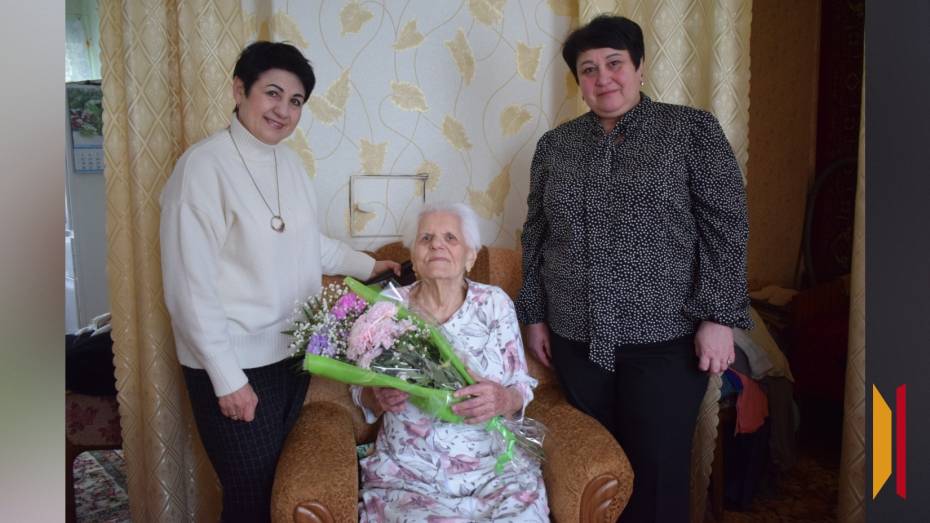 «Мечтаю вставить в глаза хрусталики и вновь увидеть мир». Жительница воронежского поселка Зоя Данишевская отметила столетний юбилей