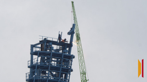 На Центральном стадионе профсоюзов в Воронеже приступили к разбору осветительных мачт