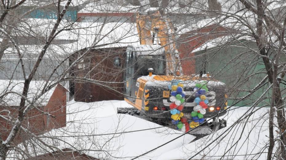 В Воронеже на починку канализации вышел экскаватор с воздушными шарами