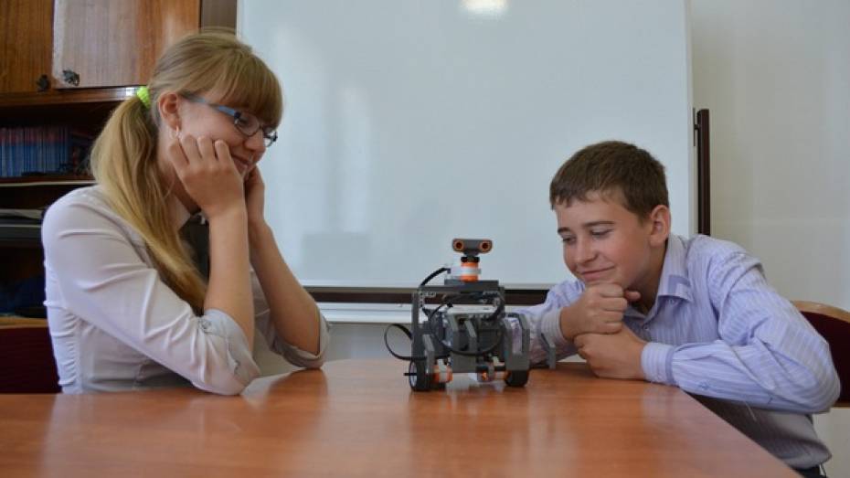 Ученики калачеевской гимназии создали робота-исследователя и робота-врача