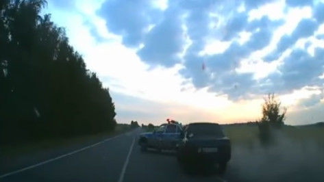 В Сети появилось видео с перевернувшейся при погоне машиной ДПС в Воронежской области