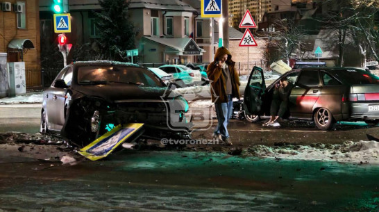 В Воронеже на улице Острогожской автомобиль снес дорожный знак