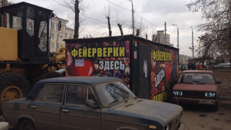 В Воронеже манипулятор развернул заблокированный грейдером магазин фейерверков