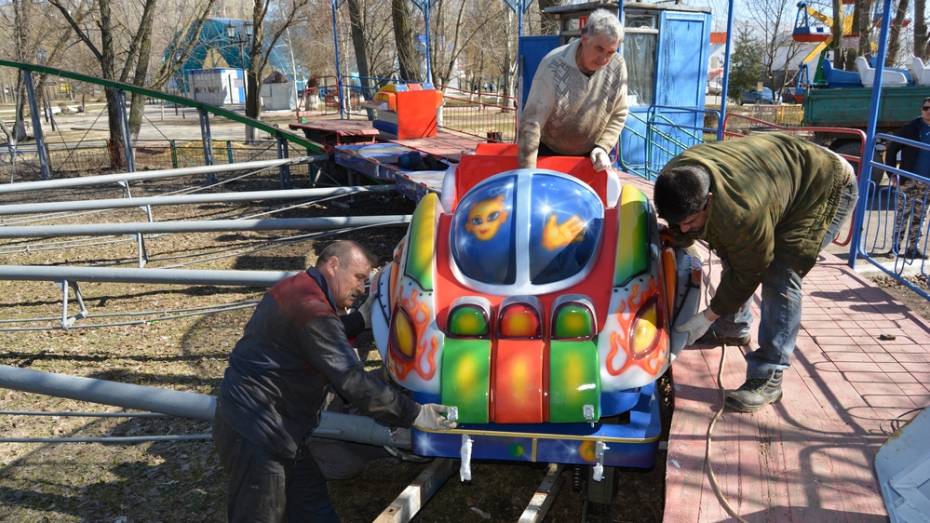 В Россоши в городском парке реконструировали аттракцион «Веселые горки»