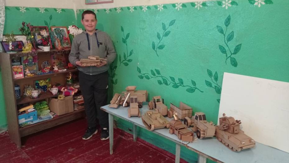Выставка техники из картона юного умельца открылась в подгоренском селе Семейка