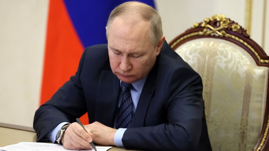 Владимир Путин поручил индексировать зарплаты бюджетников в январе 2023 года