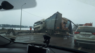 Под Воронежем после столкновения 2 фур на М-4 «Дон» образовалась пробка в 7 км