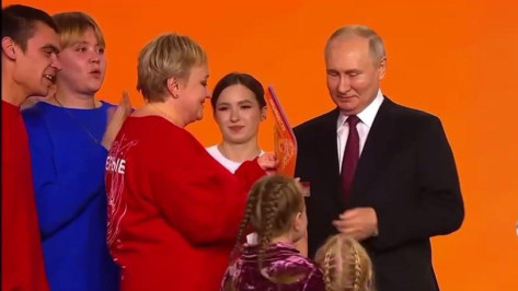 Мэр Вадим Кстенин поздравил жительницу Воронежа, ставшую «Волонтером года»