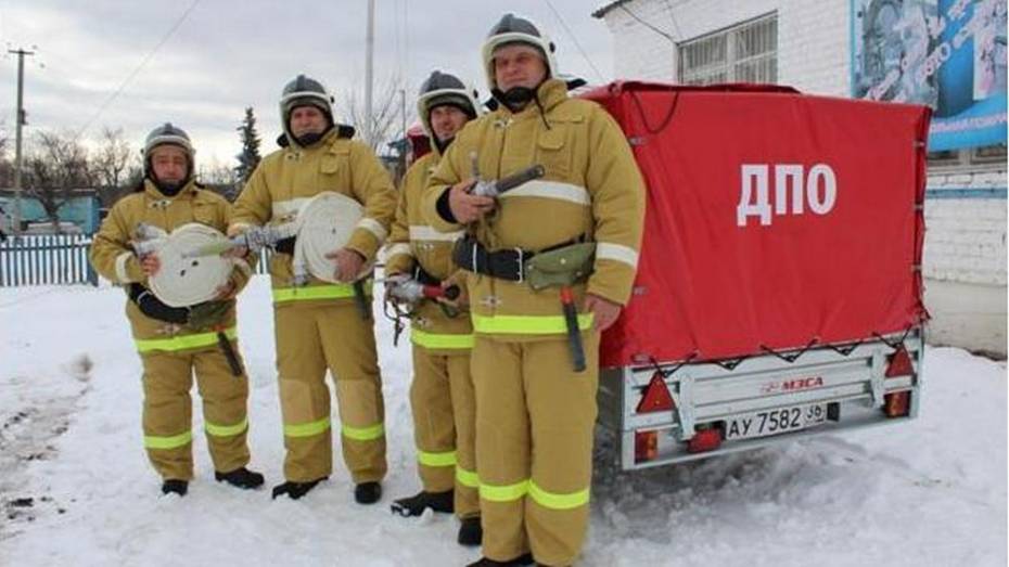 Добровольным пожарным грибановского села Васильевка подарили средства для тушения огня