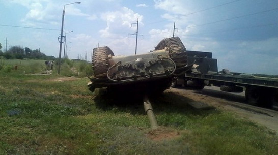 В Богучаре танк, который перевозили военные, упал с платформы тягача и перевернулся